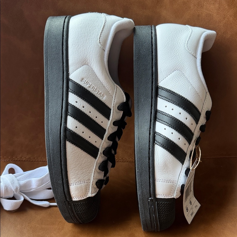 adidas NWT. White and Black Classic Shell-Toe Retro Inspired Sneaker. - Picture 2 of 5